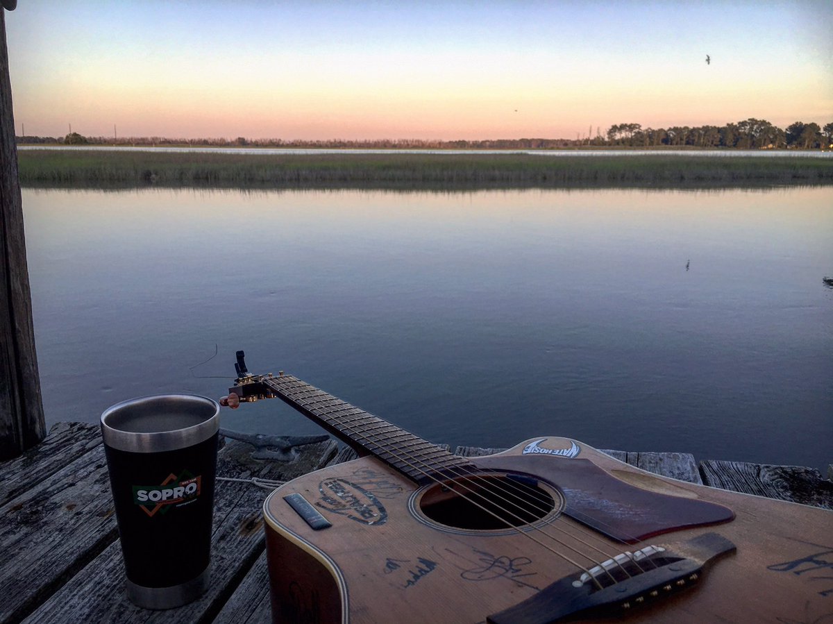 NateHosie's tweet photo. Good way to end the day, a Cup of iced tea, a guitar &amp; God painting the sunset! #soprogear 🇺🇸 https://t.co/xGVlyvNC70