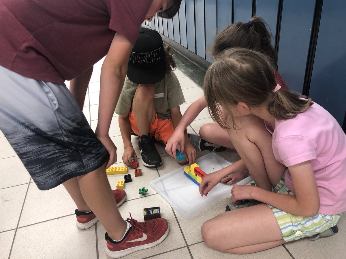 cmoldyrun's tweet photo. Try-outs for @RunnymedePS 2018-2019 @CANFIRST #Robotics teams went down after school today. Looking forward to working with these amazing students next year!!  @TDSB_Robotics @TDSB_STEM #omgROBOTS🤖 https://t.co/6zQzN4CvWl
