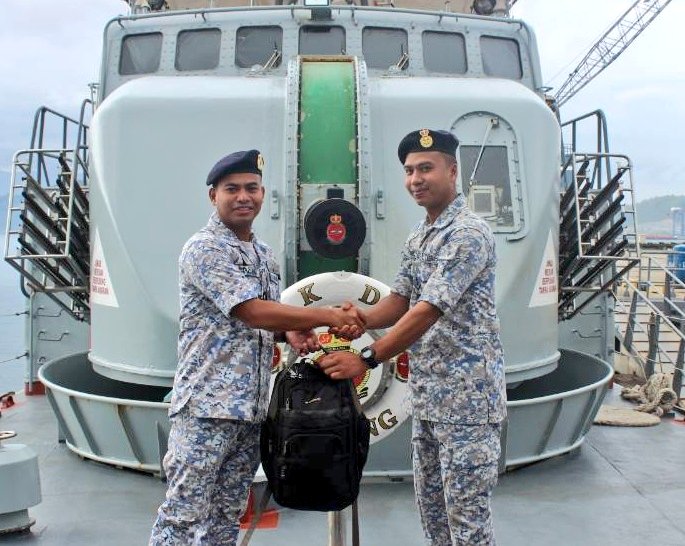 KD SERANG (@kdserang3502) on Twitter photo Penyerahan Beg Raya kepada awasan bertugas oleh PM <a href="/KDSERANG3502/">KD SERANG</a>
<a href="/tldm_rasmi/">Royal Malaysian Navy</a>
<a href="/syedzahirputra/">VAdm Syed Zahiruddin</a>
#TLDM
#DutyFirst
#KesiagaanDiutamakan Penyerahan Beg Raya kepada awasan bertugas oleh PM <a href="/KDSERANG3502/">KD SERANG</a>
<a href="/tldm_rasmi/">Royal Malaysian Navy</a>
<a href="/syedzahirputra/">VAdm Syed Zahiruddin</a>
#TLDM
#DutyFirst
#KesiagaanDiutamakan