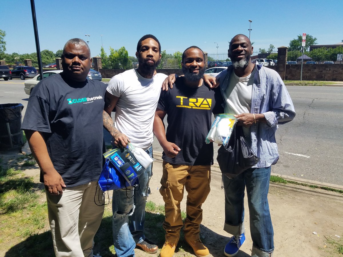 norfphillyruben's tweet photo. Shout out to Radee Hammett (The ReAWAKENING Agency) who donated toiletries to the care packages we gave to the fathers we bailed out today. Father's Day Bailout Shout out to:
#PhiladelphiaCommunityBailFund
#FrontlineDads
#JLUSA
#FREEourfathers
#Endcashbail
#CLOSEtheCreek https://t.co/9ryj1XIjeo