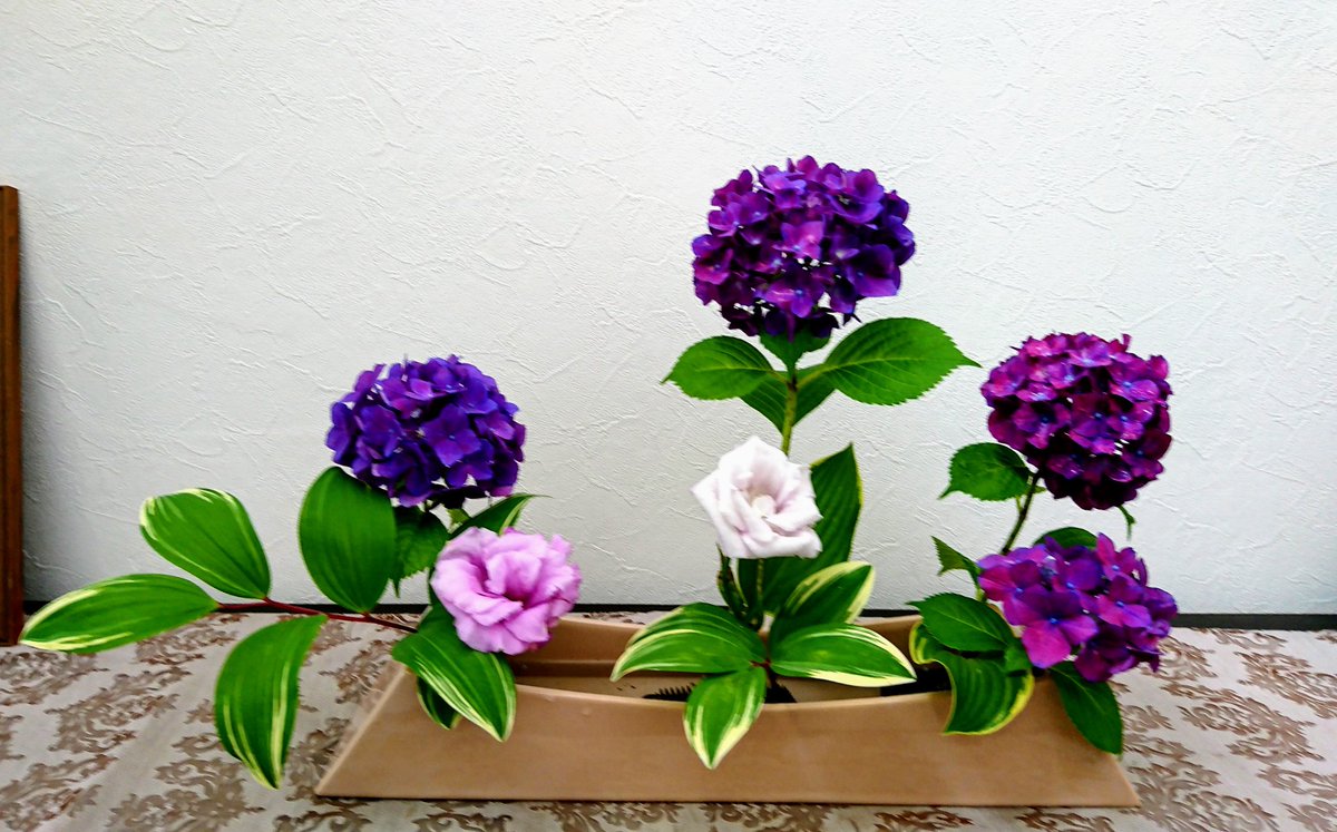San Ta64 枯れずに残ったトルコ桔梗と家の紫陽花と鳴子ユリとギボウシで並ぶ形 生けてみました 小原流 花 アジサイ San Ta64 枯れずに残ったトルコ桔梗と家の紫陽花と鳴子ユリとギボウシで並ぶ形 生けてみました 小原流 花 アジサイ