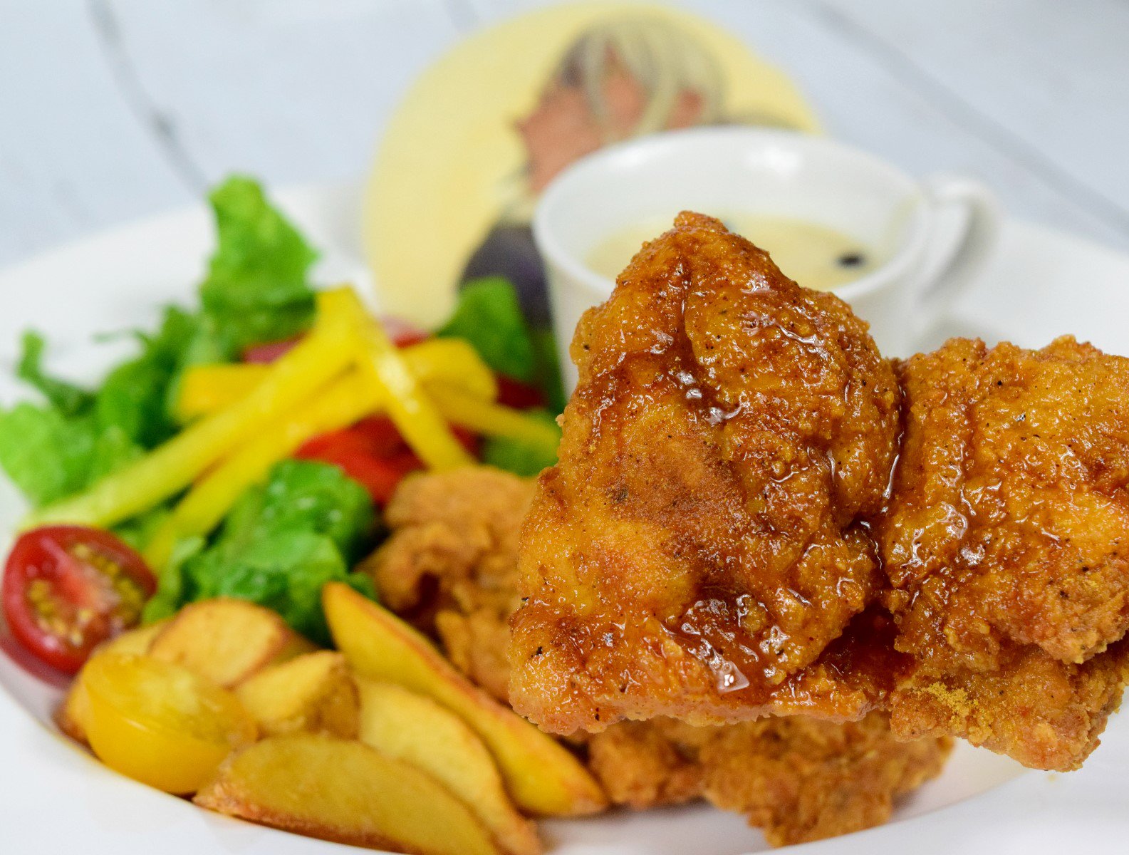 J World Tokyo 食戟のソーマ 餐ノ皿 In J Worldtokyo では 創真との食戟で葉山が作った フライドベア の熊肉を鶏肉で代用して再現しました 複数のスパイスを組み合わせたオリジナルソースは 下味からこだわった鶏肉との相性が抜群です お好みで