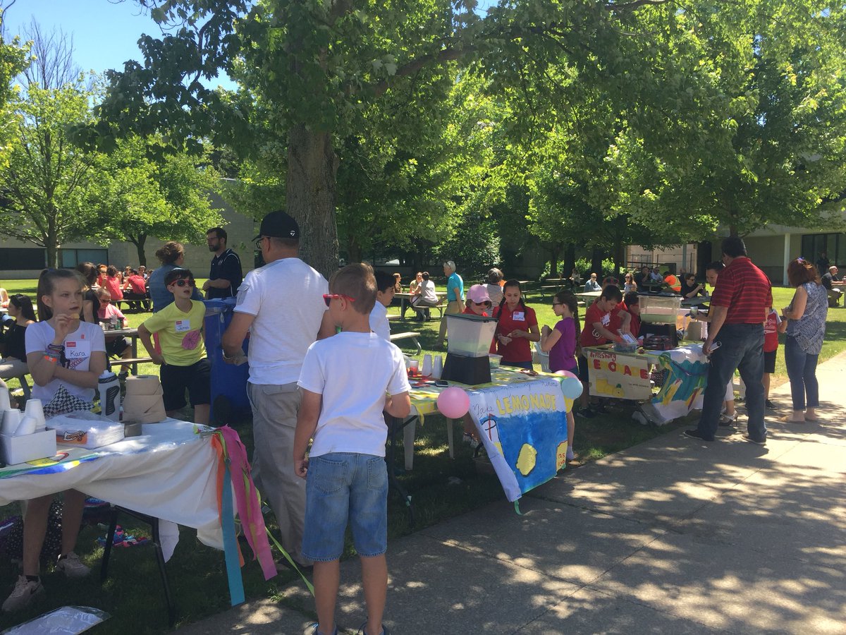 ihubNiagara's tweet photo. Our team took a lemonade break at @BrockUniversity today to support young entrepreneurs from Cardinal Newman Catholic Elementary School! Shout out to @BioLinc for guiding these grade 4 students through the basics of entrepreneurship &amp; business! #GoodmanLemonade 🍋 https://t.co/PYiCMHrGQS