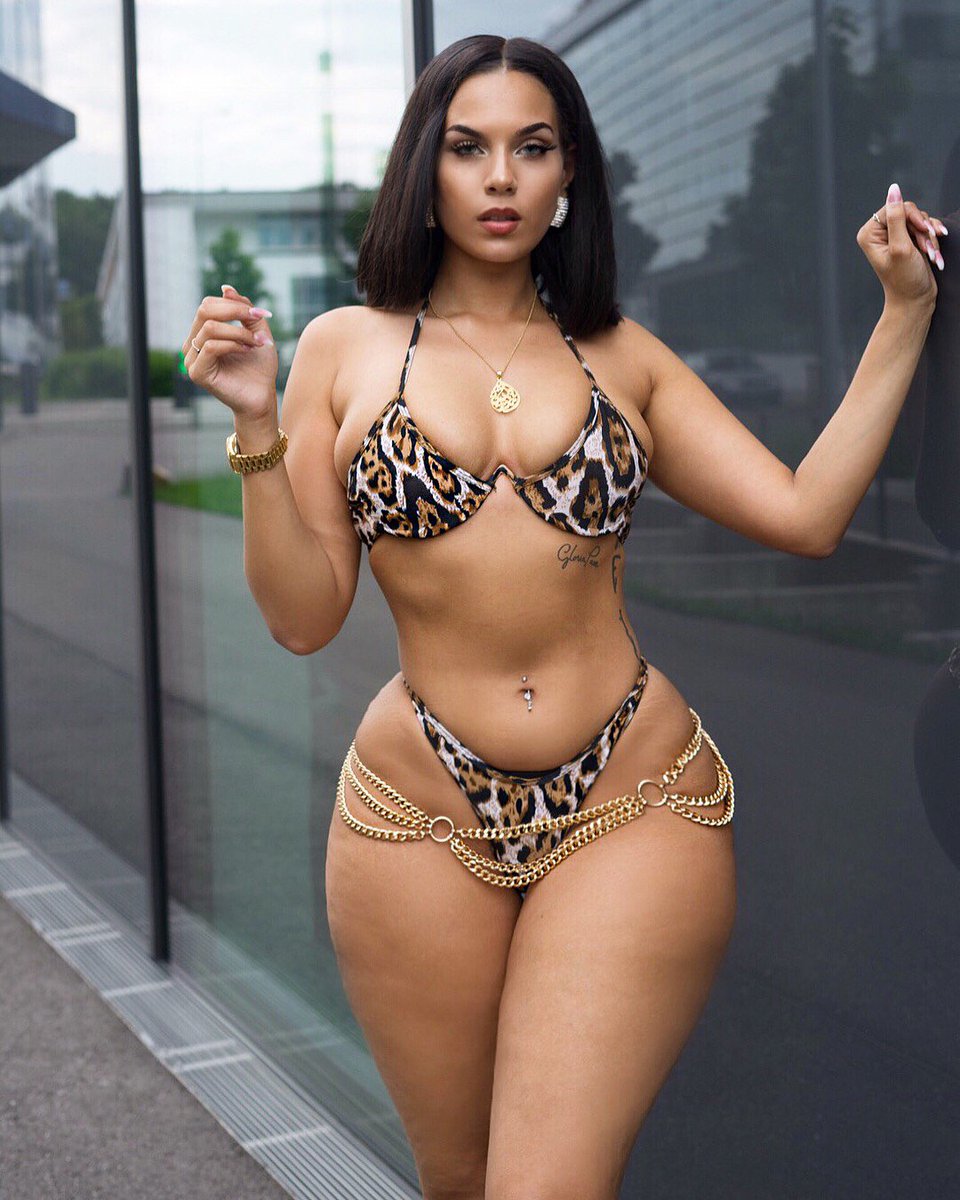 MakeupYork's tweet photo. Meowwww 🐱 swipe <— | bikini and chain belt @fashionnova | captured by my amazing photographer @calvinkleinfotoundfi https://t.co/3jPim4qmBY