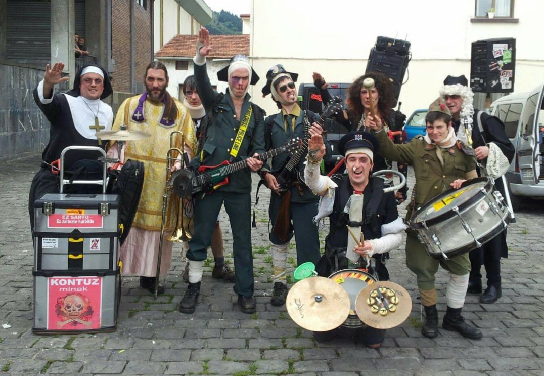 También estarán con nosotros Orkresta Elektrotxaranga

Banda vasca descarada, irreverente, provocadora e inagotable. Sus actuaciones combinan humor con únicos disfraces y ponte rock de la escuela vasca

¡Nos vemos en las calles!

#Teruel #Territoriodefestivales #Tamborile