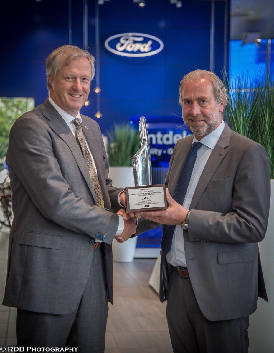 Onze Algemeen Directeur Gerrit Klock heeft deze week de prestigieuze Chairman's Award 2017 voor Verkoop uitgereikt gekregen van de Managing Director van Ford Nederland Gerard Bolder. Deze onderscheiding is te danken aan de positieve klantervaringen bij de aankoop van een Ford.