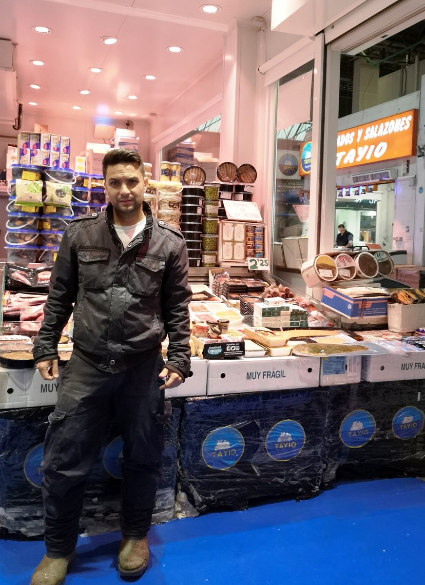 AEMPM_'s tweet photo. Toda una oferta de productos #ahumados, #semiconservas y #conservas en #MercadoPescados en @mercamadrid_hoy. Cenas frías en noches de calor: #salmón, #anchoas, #sardinas, #arenques, #bacalao,... Lo cuenta Marcos de #AhumadosFernándezMolina. #FelizFinde https://t.co/Mz0IwZZzY2