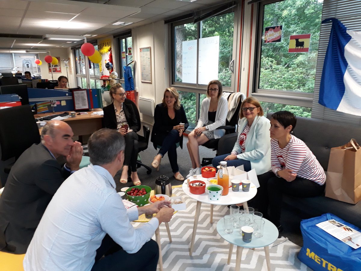 LEGRAND22393556's tweet photo. Un grand merci à Marie Christine et Marie Claire ainsi qu’à Jean Marc MASSON pour Leur venue sur le CDR de QUIMPER dans la cadre de Bien vivre au travail.
Un moment très apprécié de toute l’équipe.#QVT2018 #jaimeCMArkea https://t.co/qRYNo02rrB