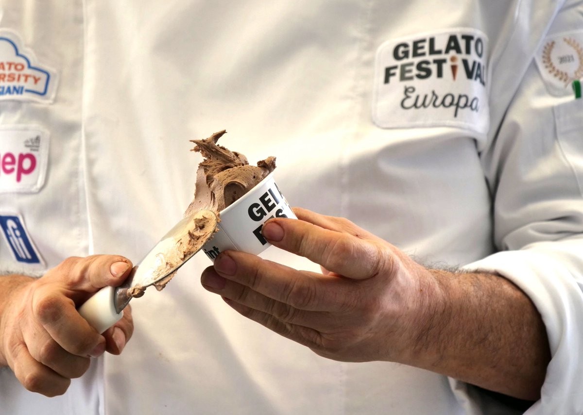 GelatoLondon's tweet image. Oh the chocolate ones.. 
#chocolate #sundayfunday #1weekout