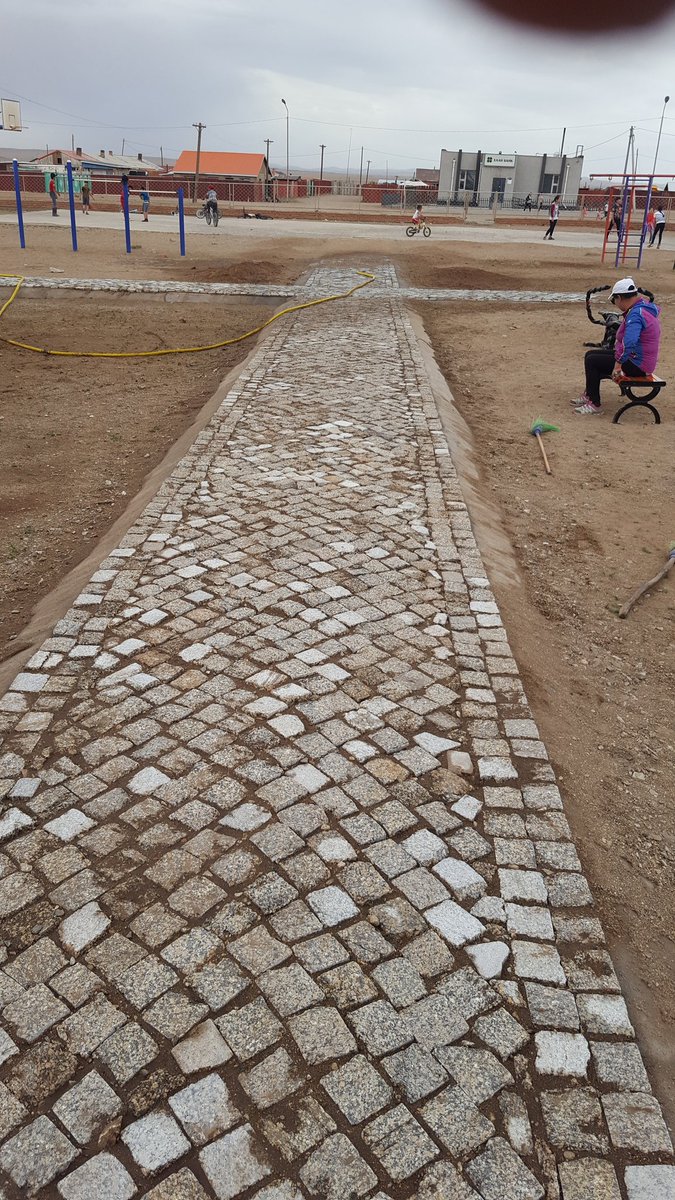 Бороо ороогүй гандуу байгааг хэлэх үү. Тоглох талбайгүй удсаныг хэлэхүү том жижиггүй л баясаж байна ш дээ. Даан ч ажил дуусаагүй байхад түйвээх гээд байдаг..