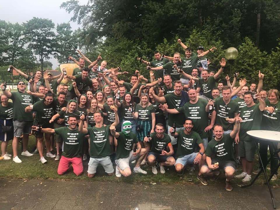 Stukje vakwerk! Aanvoerder Mart van Gompel maakte een kampioensrap waarin hij een ode brengt aan <a href="/zuiderburen/">v.v. de Zuiderburen</a>:
trompettercup.com/2018/06/15/kam…
<a href="/Trompettercup/">Trompettercup</a> <a href="/ReuselCity/">ReuselCity.nl</a> @kiekerjan1960