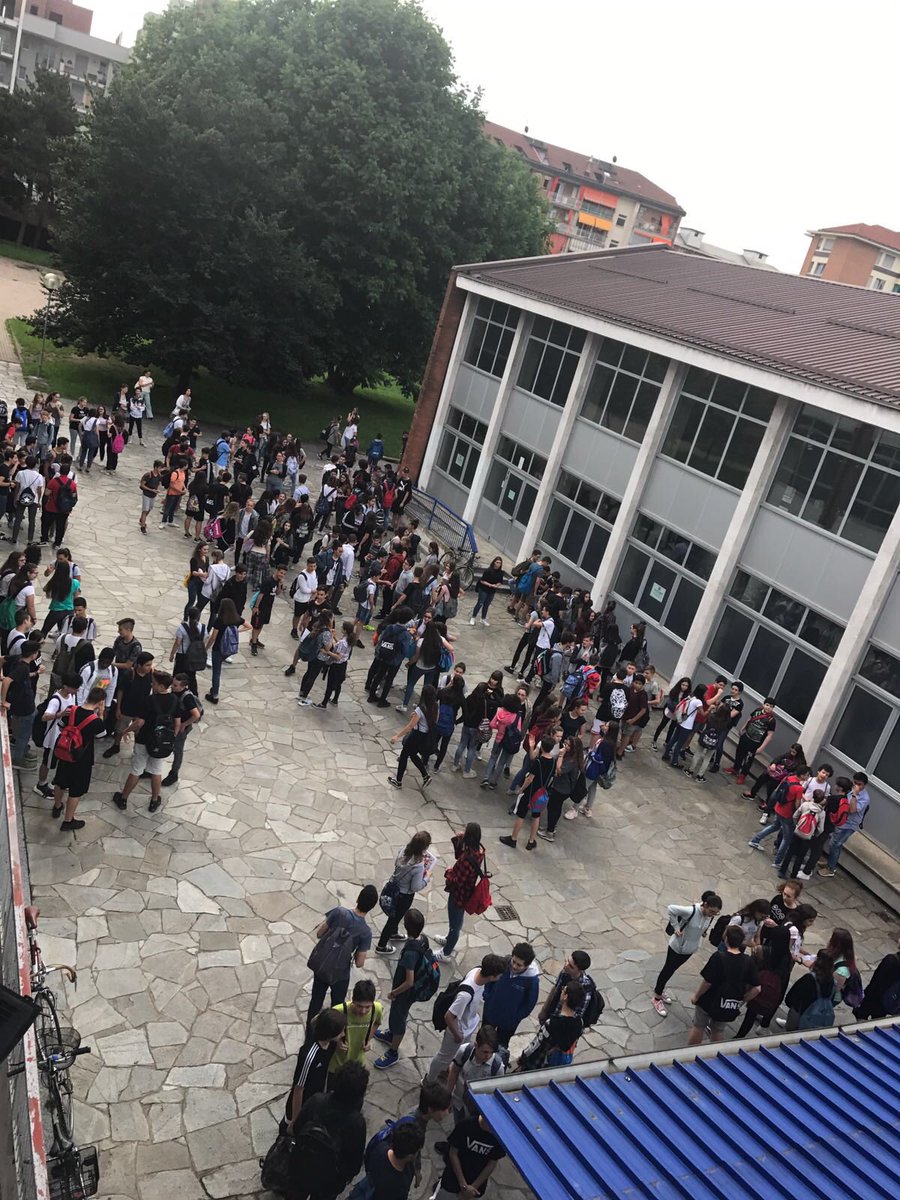 dantealighto's tweet photo. tra tesine e mappe concettuali 
diamo il via alle prove orali 😎
in bocca al lupo a tutti!
#terzamedia #esami2018 https://t.co/KoOCOX7PFy