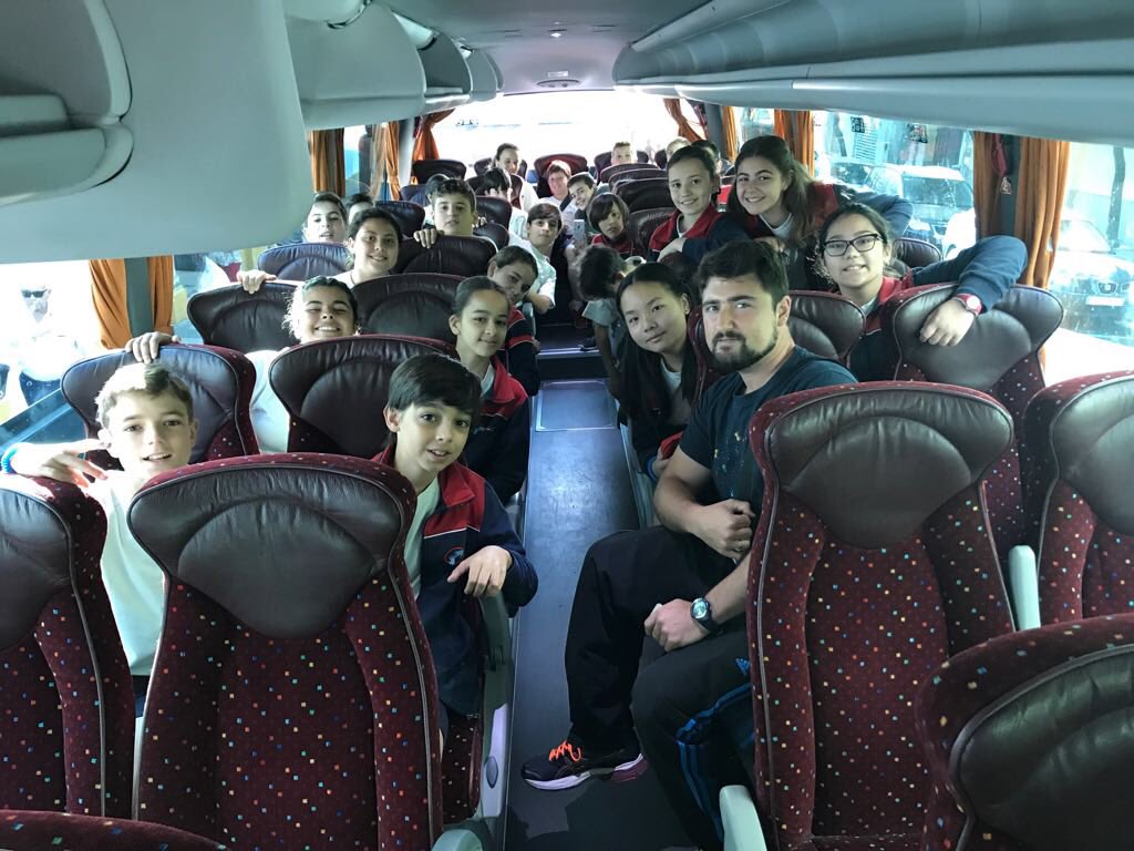 esclavasjerez's tweet photo. ¡Comienza la aventura!Nuestros alumnos de 6ºEPO ya están camino de la #VCopaACI. Podéis seguir en directo la inauguración y la eucaristía en: https://t.co/C5qqJm1knr
https://t.co/jv2zJifzli
¡Le deseamos mucha suerte a nuestros deportistas! https://t.co/ie3o1ukUTW