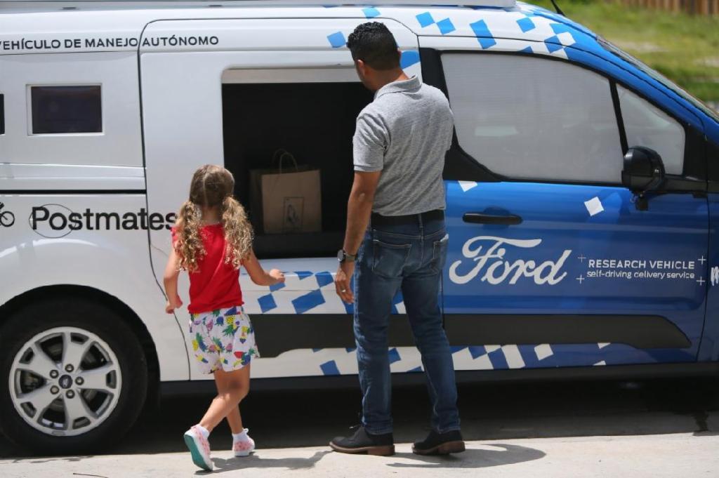 Ecommercemag_fr's tweet photo. Les #10IdéesECommerce, au menu cette semaine: @Ford teste la livraison en véhicule autonome à Miami, le Sénat propose de taxer la livraison e-commerce et @Uber dépose un brevet pour identifier les clients ivres qui passent une commande. https://t.co/UF81q1aTaR https://t.co/YxZLDmUtPT