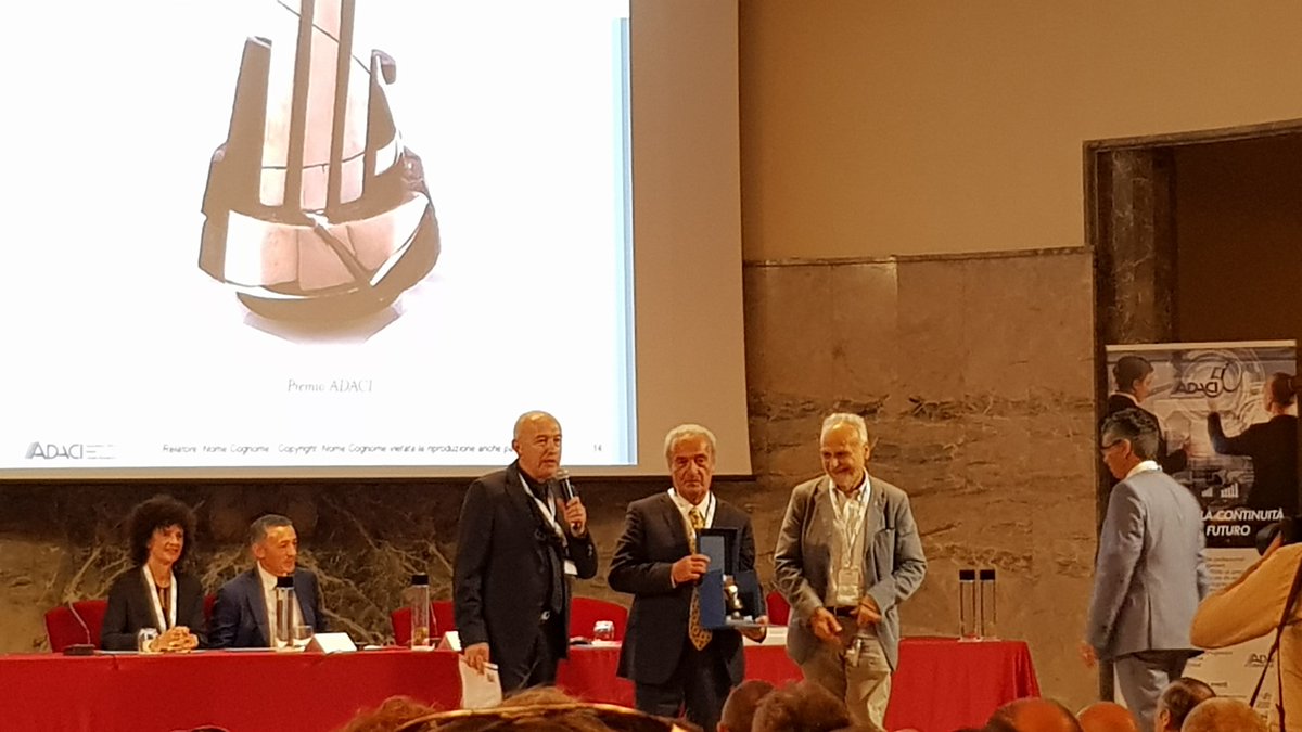 Fabrizio Santini consegna il premio per la carriera va a Giovanni Atti ,ex presidente <a href="/TrueADACI/">Associazione Adaci</a> e componente che si adopera da più anni per l'associazione #negotiorumfucina2018