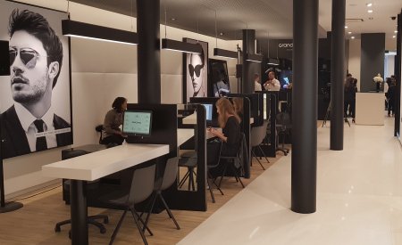 GrandVisionFr's tweet photo. [On parle de nous] La plus belle avenue du monde vient d'accueillir le tout nouveau concept @GrandOptical_fr ! Au cœur de ce nouveau flagship parisien ? Santé visuelle et plaisir du #shopping ! @Acuitefr revient sur cette ouverture ➡️ https://t.co/bGY9ECBgbq https://t.co/fEkMsZuspi