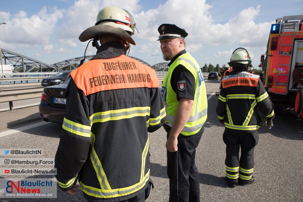 BlaulichtN's tweet photo. #A253 - PKW auf Brücke überschlagen! - kommt auf der Leitplanke zum liegen! - wenige Meter weiter der Abgrund! #Hamburg #EinsatzFuerHamburg @TAG24HH @BILD_Hamburg @mopo https://t.co/iUcJPF2UsR