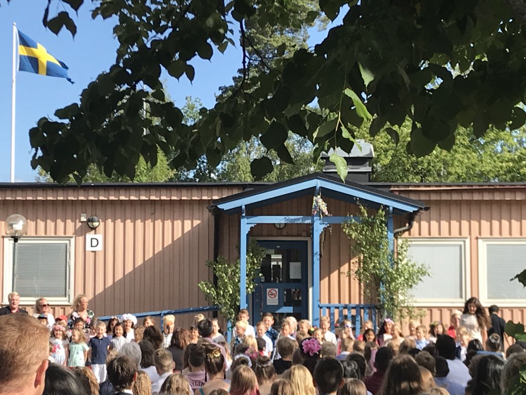 peeng_s's tweet photo. Första skolavslutningen från andra sidan. Fin stämning på Berghemskolan med bl.a. avtackning av idrottslärare efter 43år! på samma skola.... #sommarlov https://t.co/DKLH4gCh3n