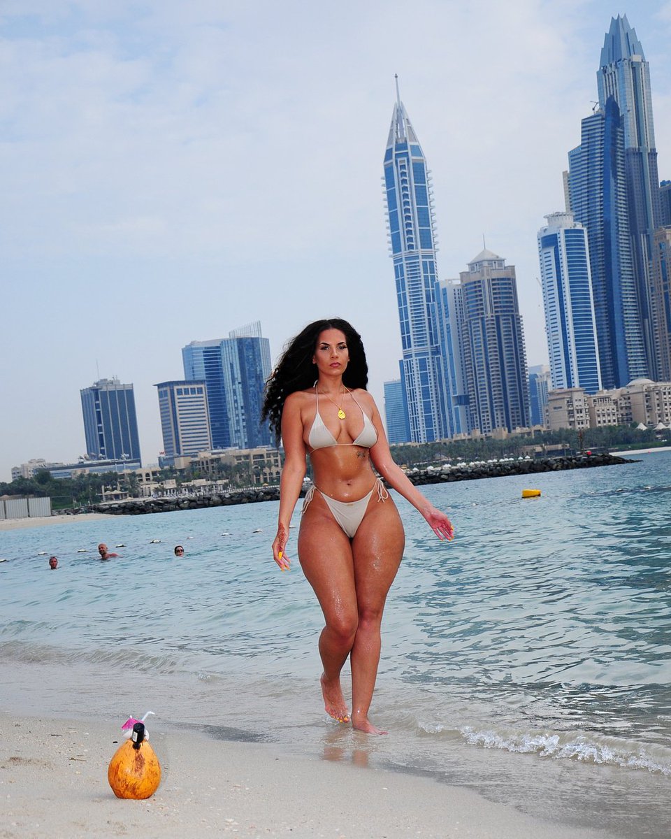 MakeupYork's tweet photo. Mermaid 🧜‍♀️ in Dubai | tell me which pic you like the most 👇🏽👀  swipe <— | bikini and chain belt @Amirahdyme_ | https://t.co/frQK39vzA0
