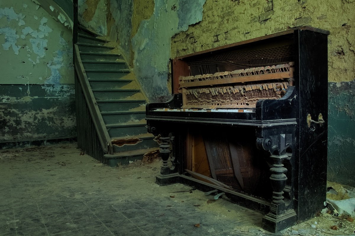 OlavCresp's tweet photo. "Phantasmagoria Blues" by @OlavCresp   #urbex #abandonedhouse #abandonedplaces #music #derelict #decay #HitRECord #OlavCresp #photography https://t.co/xTUsoUKEkw