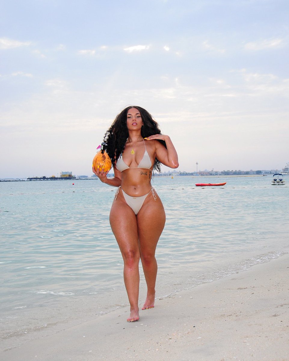 MakeupYork's tweet photo. Mermaid 🧜‍♀️ in Dubai | tell me which pic you like the most 👇🏽👀  swipe <— | bikini and chain belt @Amirahdyme_ | https://t.co/frQK39vzA0