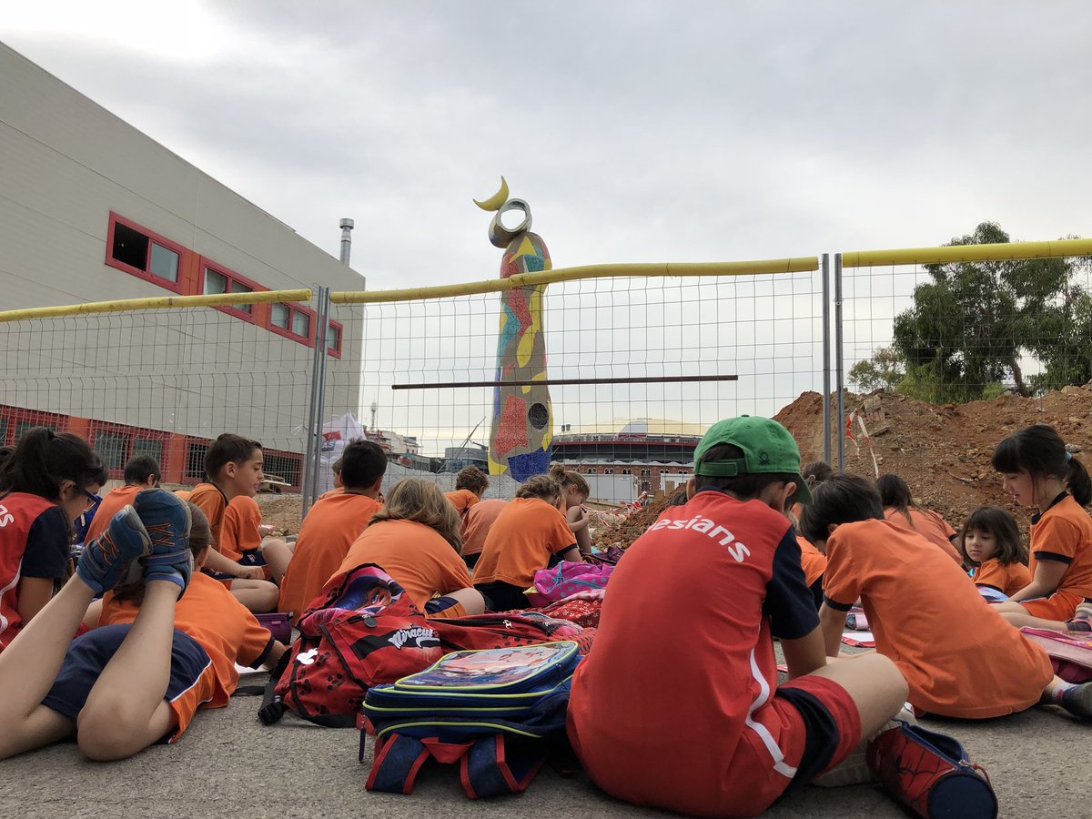 SalesiansRoc's tweet photo. #ROCEP1 i #ROCEP2 sortim de l’escola per pintar la dona i l’ocell de Joan Miró en viu. https://t.co/vWeKy8gD58
