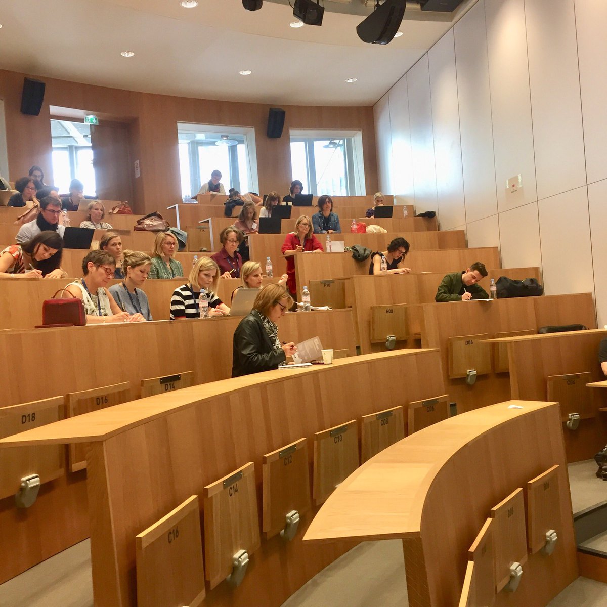ARCES_News's tweet photo. 2e jour pour le colloque #arces2018 ! #atelier3 : quand la #cominterne et les #RH travaillent main dans la main : bien-être, handicap, égalité... Quels sont les outils et les méthodes qui fonctionnent ? @BoisdronD @BDCom_Lyon1 Aurélie Renard de @Innerside_com et @CelineDuplan https://t.co/ognc7yTm6P