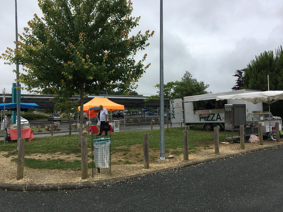 Aerobergerac's tweet photo. Malgré le temps ! ☔️ 
Aujourd’hui, c’est le premier marché de l’Aeroport de Bergerac. 🍅 🌽 
Il aura lieu tous les vendredis de 8h à 13h jusqu’au 31 août.
On vous attend nombreux 😁
#bergerac #Dordogne #perigord #NouvelleAquitaine #bergeracairport #Travel https://t.co/JM32j2oyGY