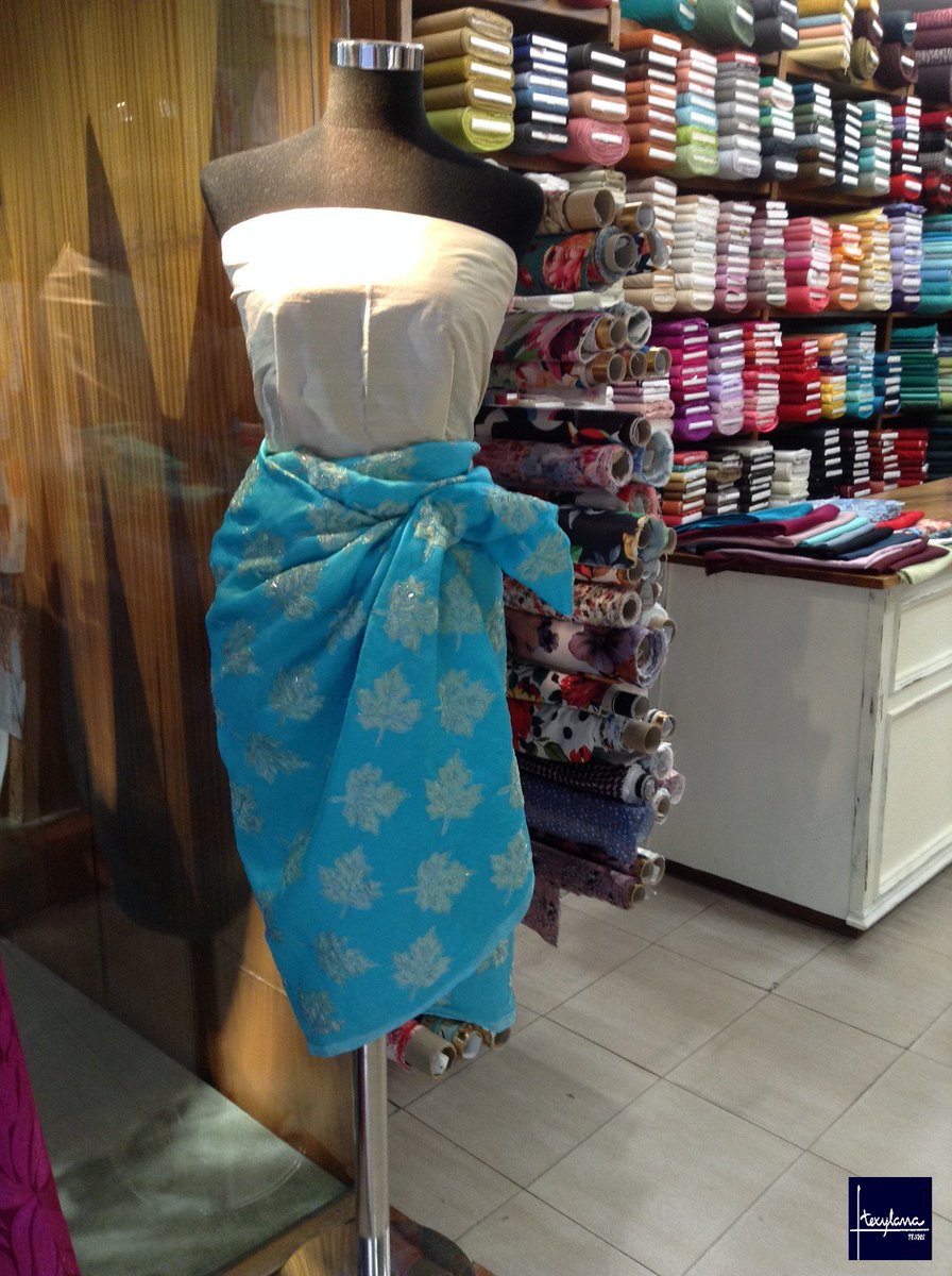 TejidosTexylana's tweet image. ¡Os traemos un nuevo conjunto diseñado por nuestra querida Mer! 😊
Dos piezas, falda pañuelo muy en tejido de organza azul turquesa, estampada con hojas pintadas y bordadas con canutillos de cristal, y cuerpo de seda natural de color beige.

#ModaAMedida #Tejidos #Jaén