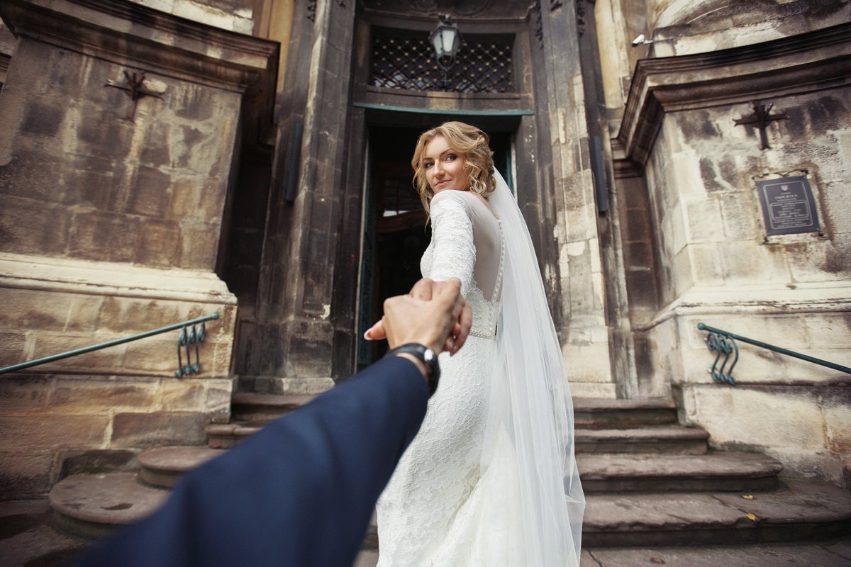 Awww, isn't this beautiful? Weekends in Lviv are full of weddings and just-married-couples, be ready to take some romantic pics! 😍