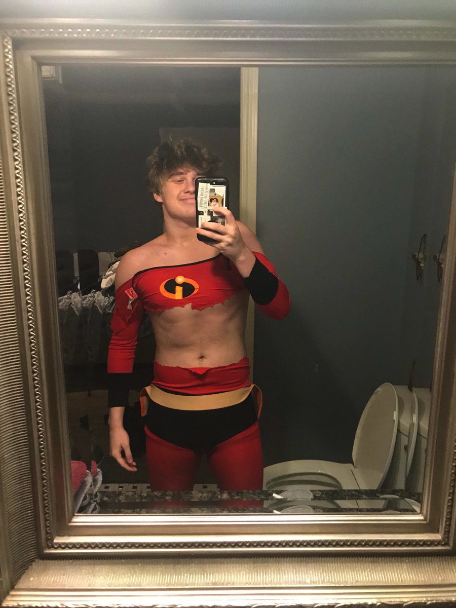 FlagInSpanish's tweet photo. Ready for Incredibles 2 tonight, can’t believe my costume from when the original came out still fits https://t.co/M83DwC0mpC