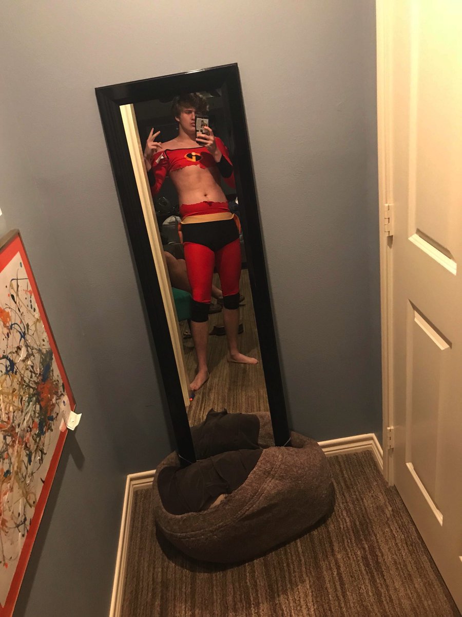 FlagInSpanish's tweet photo. Ready for Incredibles 2 tonight, can’t believe my costume from when the original came out still fits https://t.co/M83DwC0mpC
