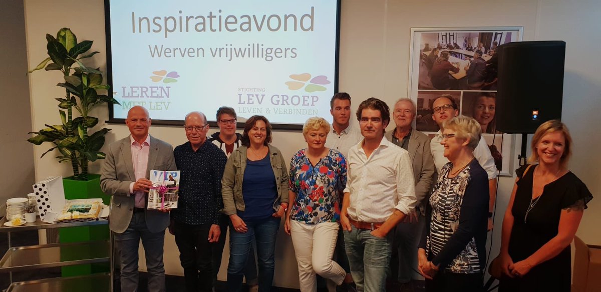 Harrievandijk06's tweet image. Tijdens de Inspiratieavond #wervenvrijwiliggers van @LEVgroep heb ik het eerste #VIPmagazine mogen ontvangen. Vrijwilligers zijn het cement van onze samenleving! #trotsop @gemeenteHelmond