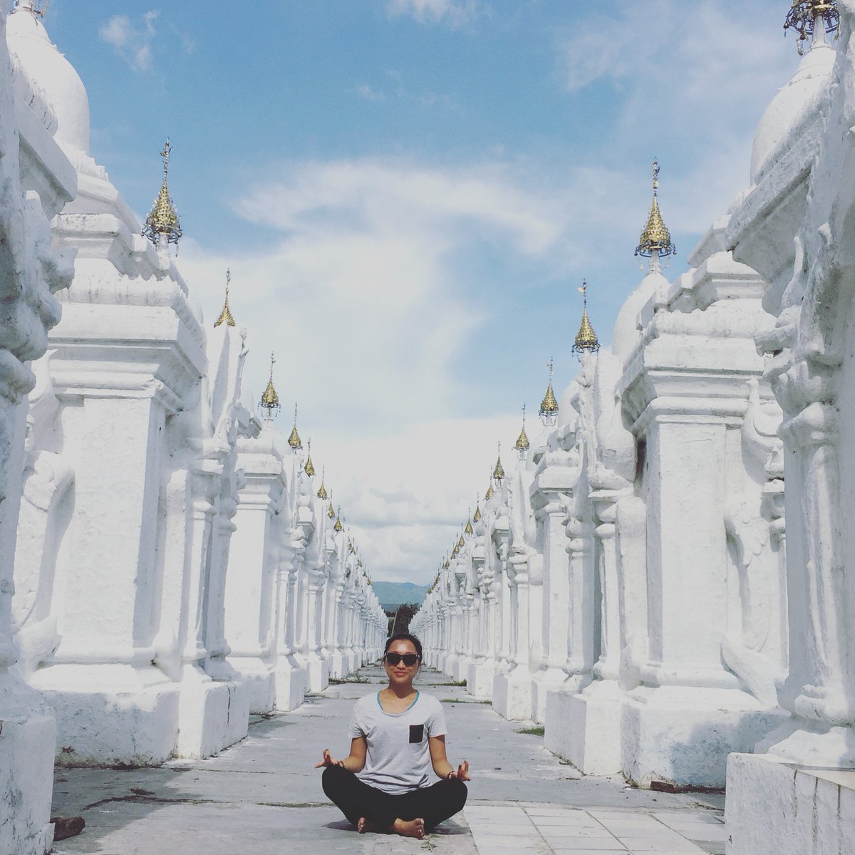 pagecloudcorn's tweet photo. meditation at Kuthodaw Pagoda https://t.co/p4fvqqQsLl
