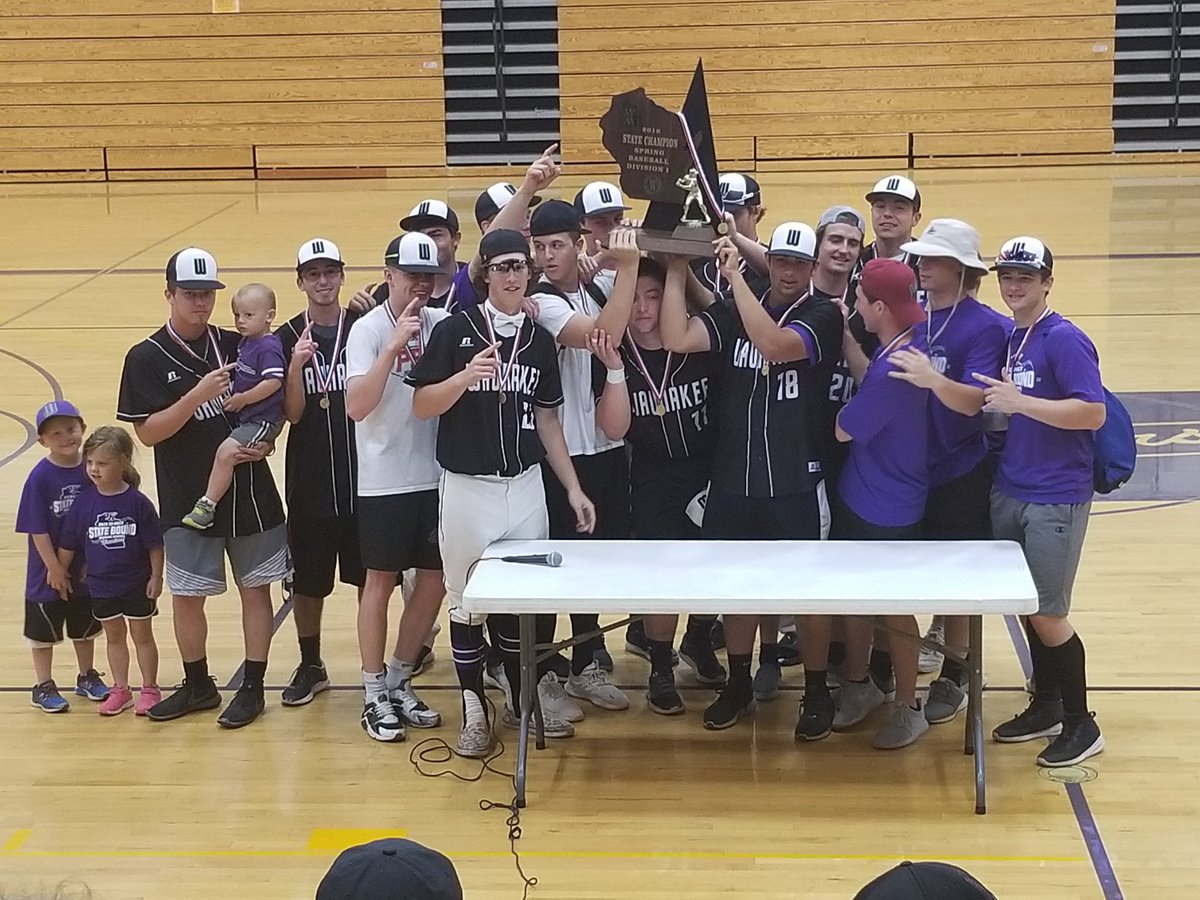 PManriquez_6's tweet photo. Great turn out for the Welcome Back Celebration and delivery of the trophy! #keebaseball https://t.co/AQohD3ccDG