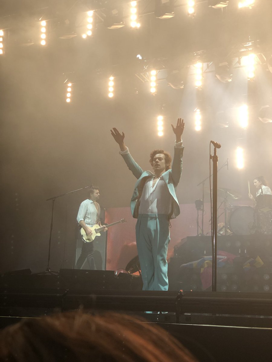 sbd96's tweet photo. I’m fairly certain tonight was a dream and not real life but it’s a dream I never want to wake up from. This human means a whole lot to me and I’m just in awe right now https://t.co/D5SOMihDXq