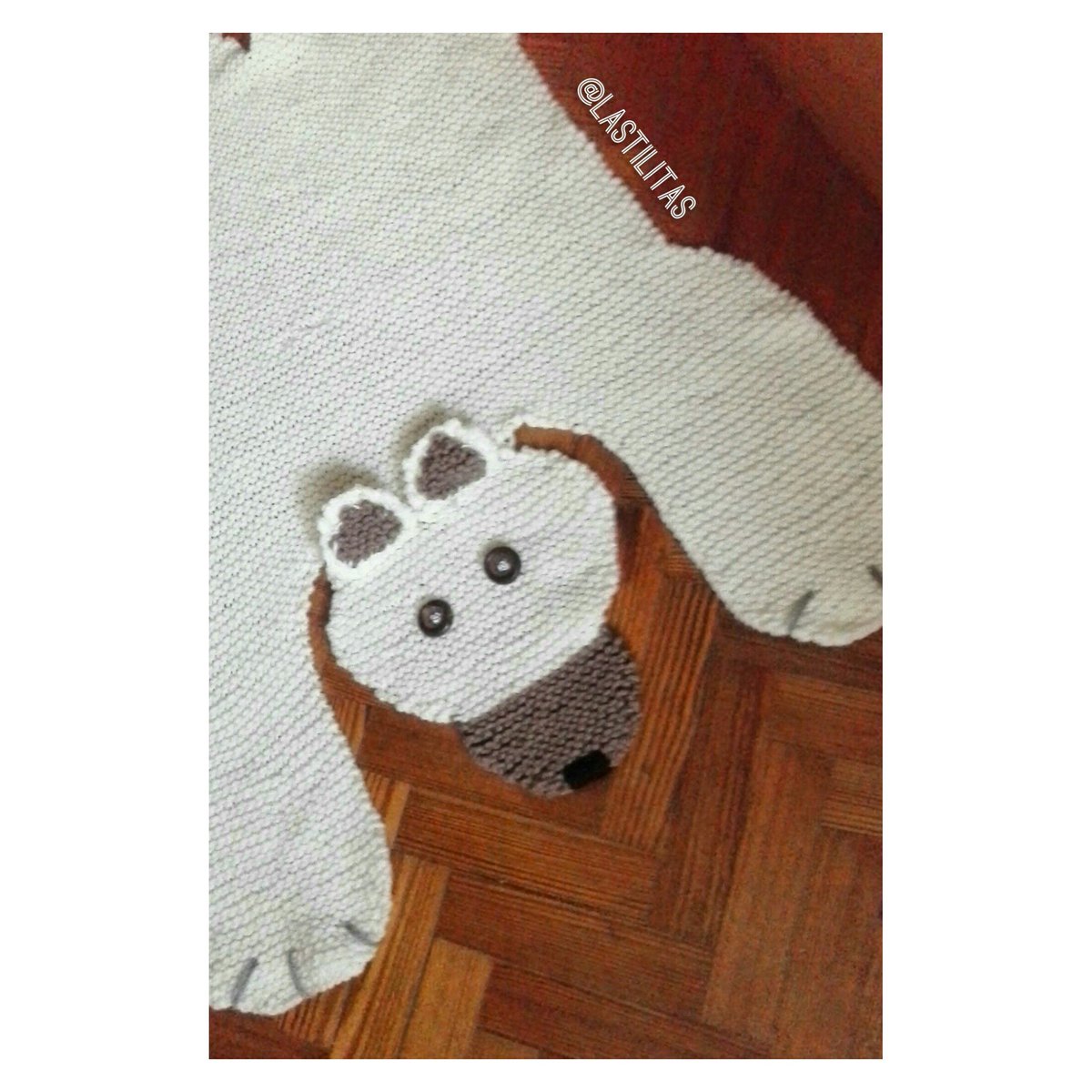 LasTilitas's tweet photo. Frío modo 🔛❄ Tenemos el secreto: ¡¡Alfombras de oso!! 🐻 ¡Son lo más! Ideales para el cuarto de los más chiquitos. Disponible en crudo, rosa, celeste y verde.💙💚💖
#hogar #deco #homedecor #kidsdeco #babydeco #babyroom #nurseryideas #knitting #tejer #alfombra #handmade #home https://t.co/KhCOTnyJ2u