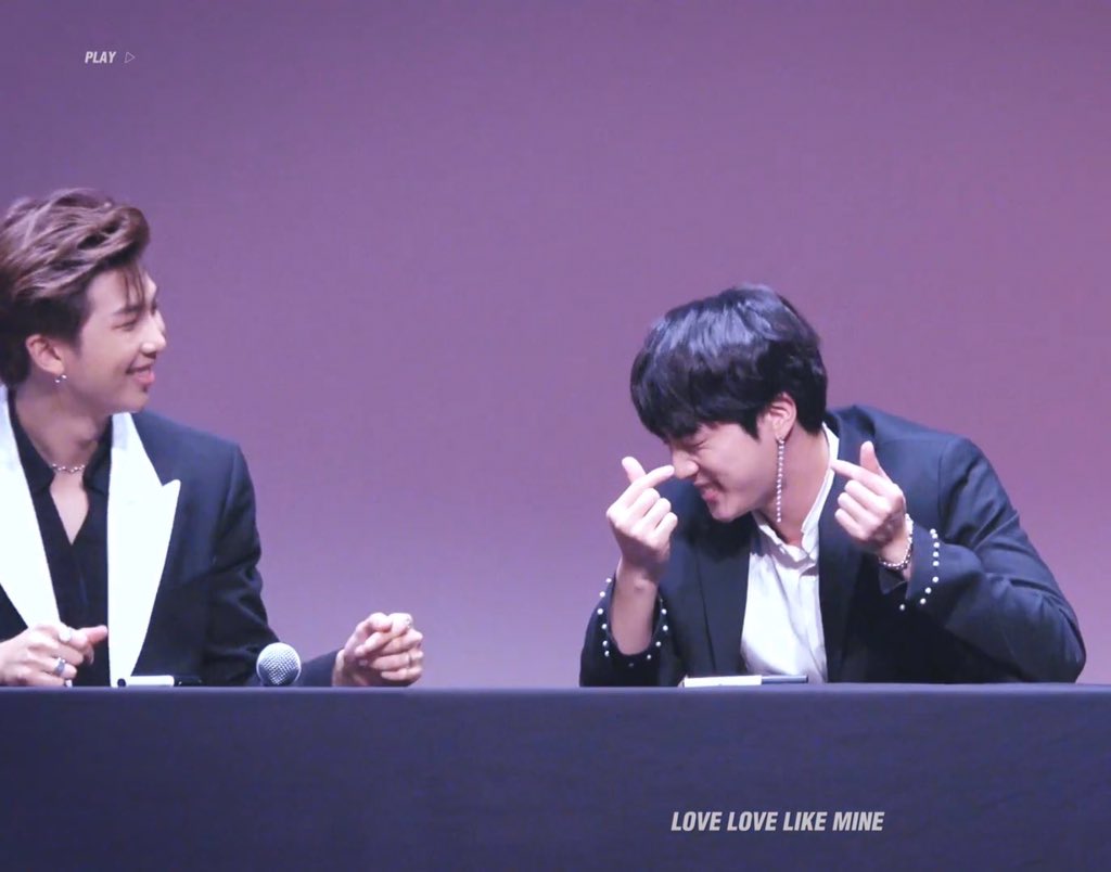 SeokJin_MX's tweet photo. | FOTOS | #방탄소년단 #김석진 #진 #JIN @BTS_twt
Nuestro Jinnie enseñándole a RM cómo hacer un bonito corazón 😂❤️
Son lo más bonito, verdad army? 😊
Cr; Love Love Like Mine | #Aljoon🖤 https://t.co/oTbdxOIQUd
