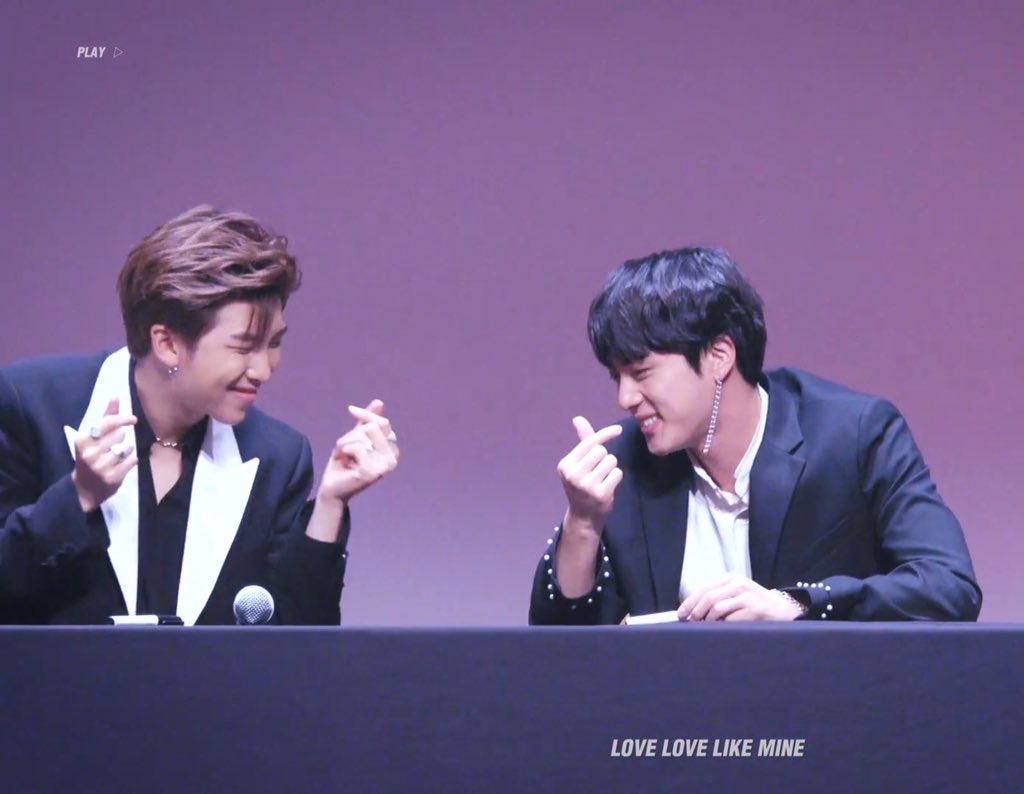 SeokJin_MX's tweet photo. | FOTOS | #방탄소년단 #김석진 #진 #JIN @BTS_twt
Nuestro Jinnie enseñándole a RM cómo hacer un bonito corazón 😂❤️
Son lo más bonito, verdad army? 😊
Cr; Love Love Like Mine | #Aljoon🖤 https://t.co/oTbdxOIQUd
