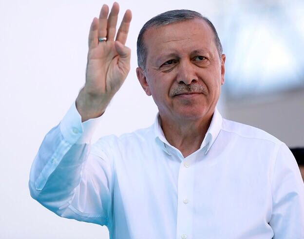 Cumhurbaşkanı Erdoğan: "Bayramın, başta İslam dünyası olmak üzere tüm insanlık için hayırlara vesile olması temennisiyle, sizleri muhabbetle selamlıyor, Ramazan Bayramınızı tebrik ediyorum".