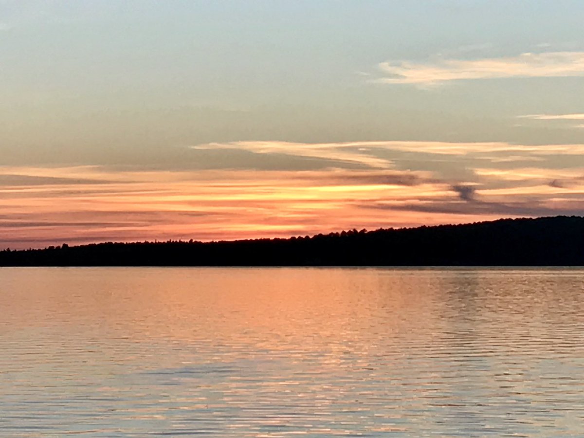 seavt2008's tweet photo. Last sunset on Lake Superior. #PRNL #Michigan2018 #sunset #Upsunsets https://t.co/ZdrBCwRAZ6