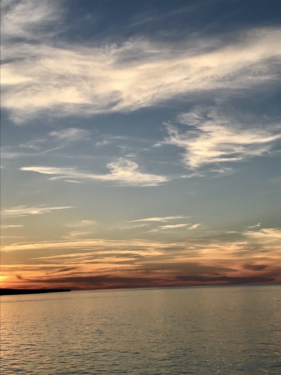 seavt2008's tweet photo. Last sunset on Lake Superior. #PRNL #Michigan2018 #sunset #Upsunsets https://t.co/ZdrBCwRAZ6