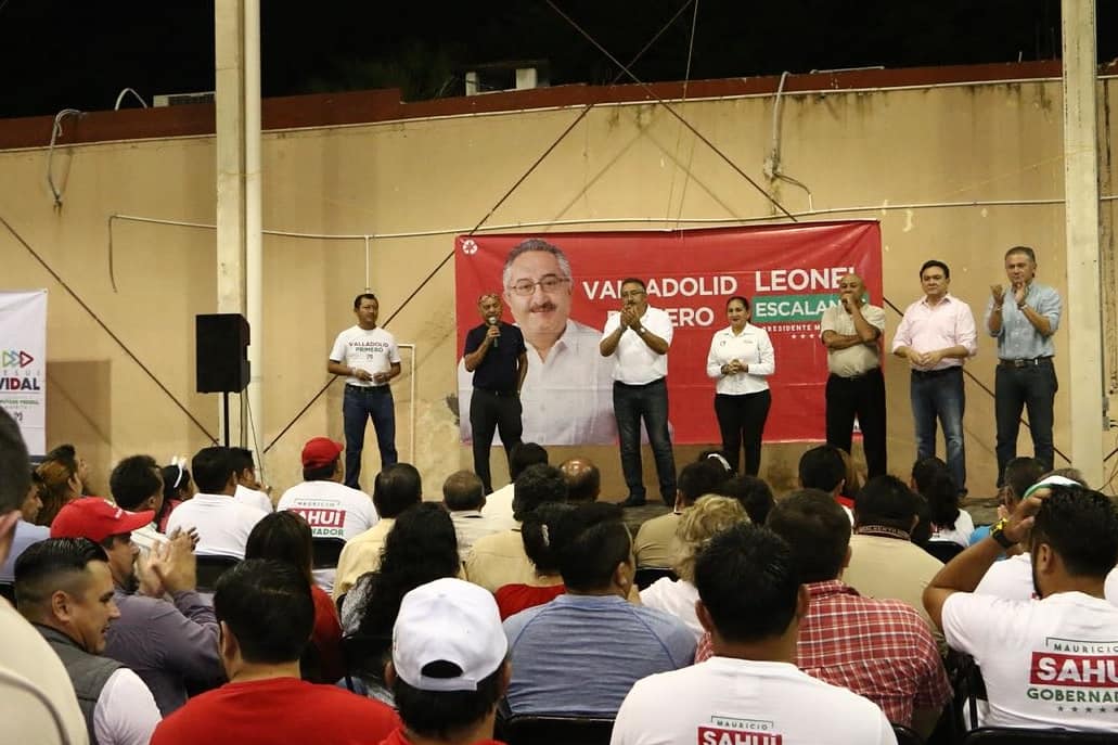 LeonelEscA's tweet photo. Agradezco al maestro Narces Mendoza y a todos mis amigos taxistas del sindicato Adalberto Aguilar Osorio, por su respaldo a mi candidatura. Tengan la seguridad que soy un hombre de palabra y trabajaré siempre por el bienestar de ustedes y sus familias. ¡Juntos vamos a ganar! https://t.co/Hw47tIR4un
