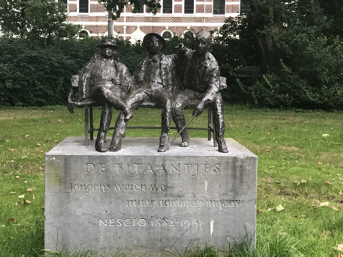 Gisteren tijdens lunchbreak @olvg het Oosterpark in gelopen. De Titaantjes van Nescio waren er ook. Meteen gaan her-lezen. ‘Af en toe glimlacht God even om de gewichtige heeren, die denken dat ze heel wat beteekenen’ Wat een pracht zin. Schrijven dat-i kon!