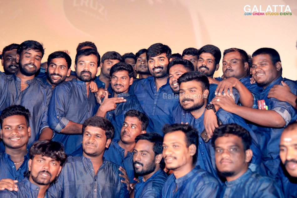 galattadotcom's tweet photo. #makkalselvan #vijaysethupathy with his fans at the audio launch of #Junga
#JungaAudioLaunch
@VijaySethuOffl
https://t.co/RwduEctVCH https://t.co/v099MJFltY