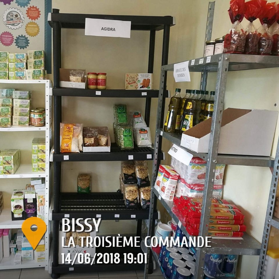 Avec des rayonnages remplis, ceux-là faisant écho au paniers des commandes rangés ailleurs...