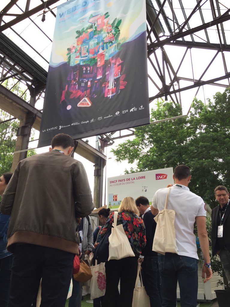 SNCFNumerique's tweet photo. Ce matin il y a du monde sur le stand #SNCF à #Web2Day ! Les agents TGV Ouest viennent découvrir l’écosystème régionale #startups 👀 👍🏻 #SNCF2DAY https://t.co/TFsPsKCySn