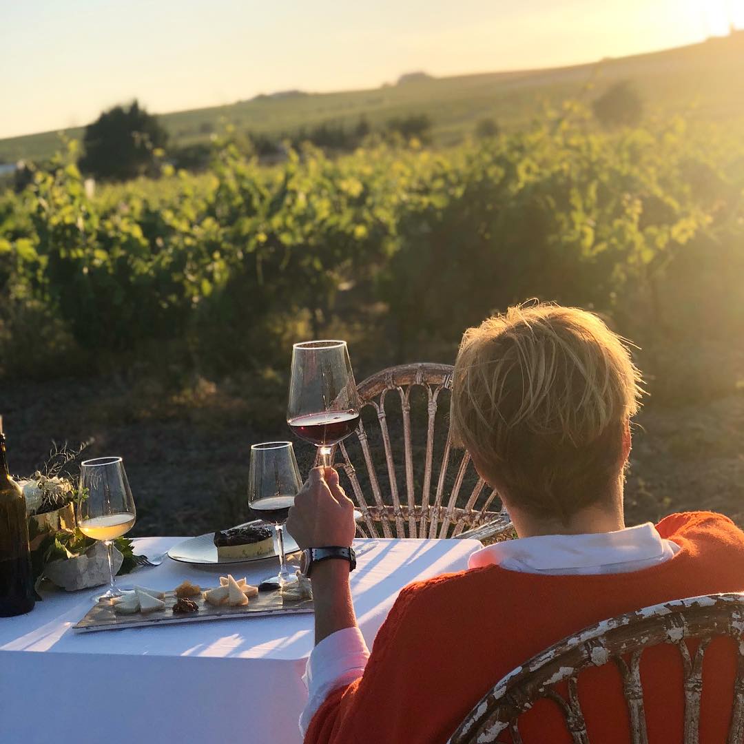 ceci_rroa's tweet photo. Jueves de: ¿A QUÉ SABE NUESTRA TIERRA? 🍃🍇🍷Ciclo de Cocina y Vinos en la viña!!! Creado por @lacarbonajerez y @spiritsherry... Próxima fecha 21 de Junio!!!! No te lo pierdas, vivir la Viña, los Vinos y la Gastronomía, junto a @javicarbona 📮📮📮 info@spiritsherry.com #ladyviña https://t.co/6tPJ9BwO5N