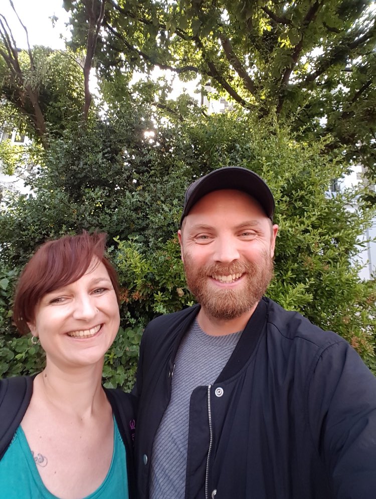 ColdplayArmyIta's tweet photo. Jonny con una fan oggi! Ha detto che ritorneranno presto!😍 Chi, come me, non ne può più di questa interminabile attesa? https://t.co/HvHpbFFatO