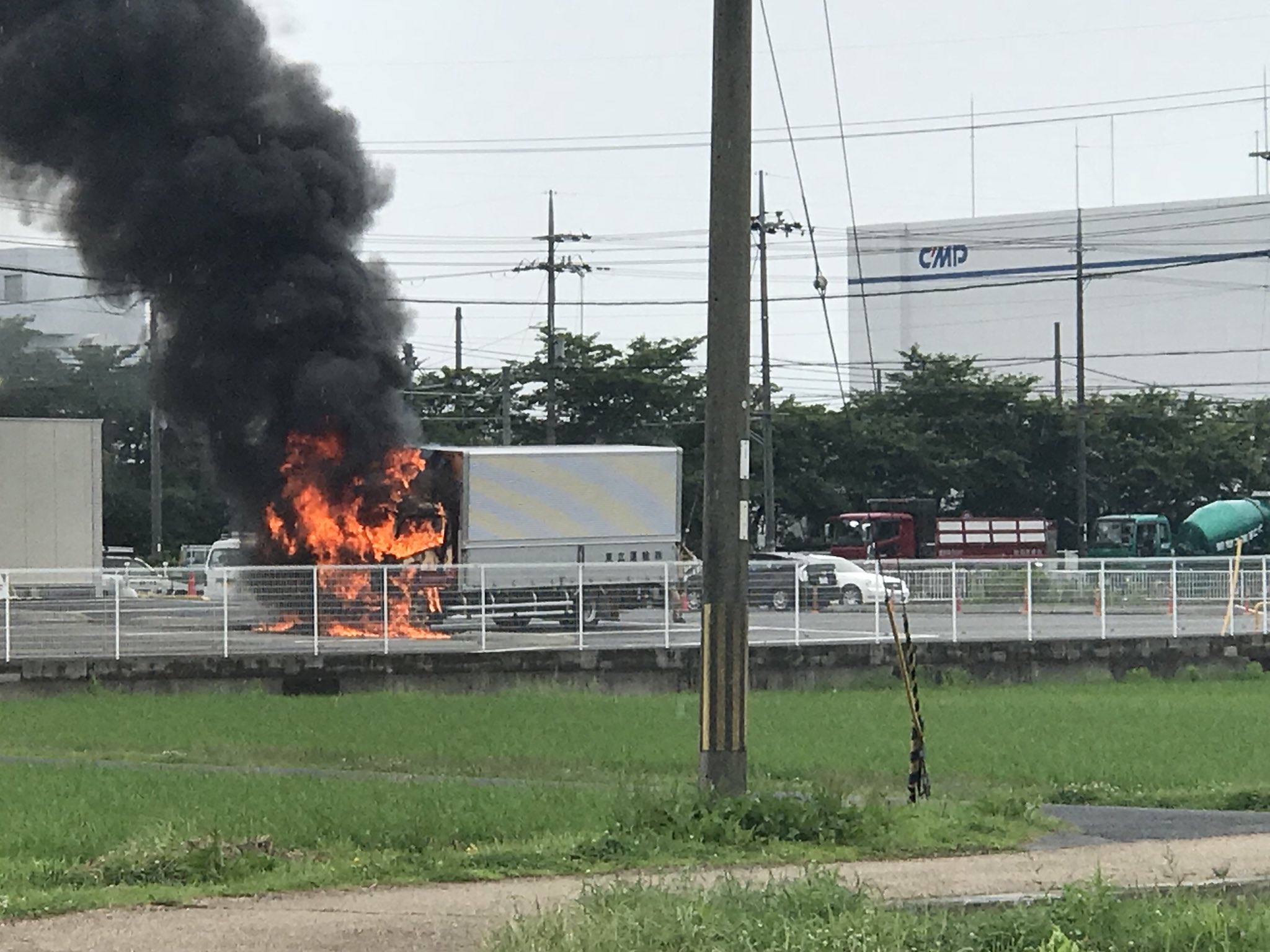 ぽにょ 廉価版 ナウラー 滋賀県野洲市のローソン御上神社前店の駐車場でトラックが爆発炎上してた 爆発音が数回聞こえ たから何事かと思ってビックリした T Co Okloonao5m Twitter